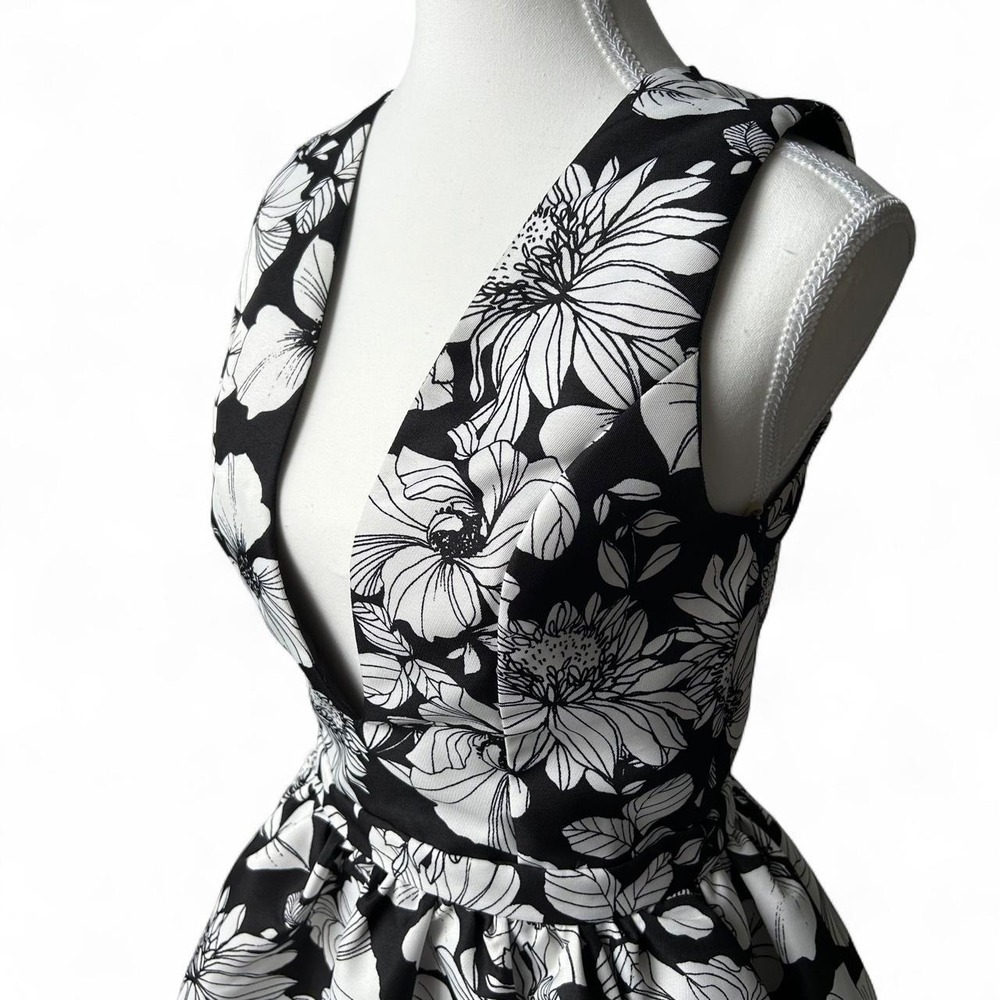 Charlotte Russe Black & White Floral Open Back Skater Dress - Size: Small